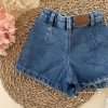 Short jeans lavaggio medio. Modello effetto gonna a pieghe. Apertura con bottone e zip, vita regolabile con b ottoni interni. Colore: blu jeans. Composizione: 100% cotone Brand: LOSAN