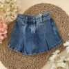 Short jeans lavaggio medio. Modello effetto gonna a pieghe. Apertura con bottone e zip, vita regolabile con b ottoni interni. Colore: blu jeans. Composizione: 100% cotone Brand: LOSAN
