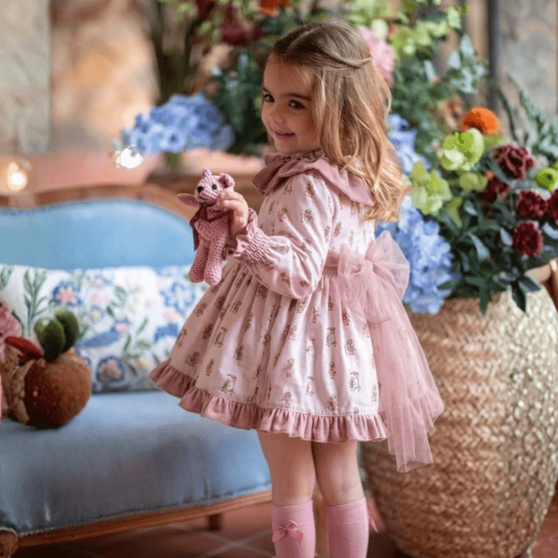 Abito. In caldo cotone fantasia bambine, collo polsi e orlo in velluto. Cintura in tulle, sul retro fiocco e chiusura con zip. Culotte in coordinato. Colore: rosa, fantasia. Composizione: 100% caldo cotone. Brand: MIMOSA